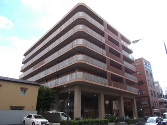 高層の建物外観
