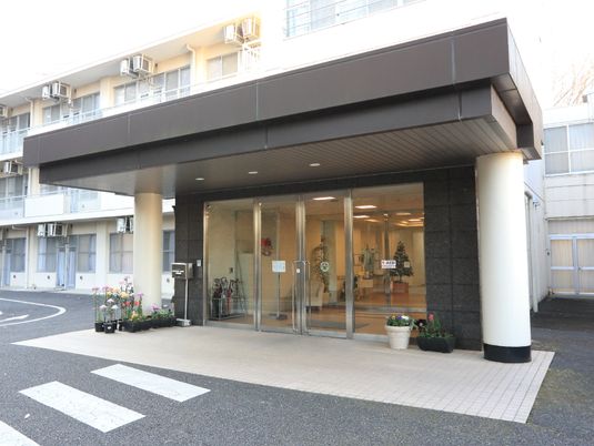 入り口に花があるエントランス