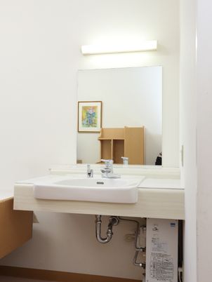 清潔な洗面台と鏡