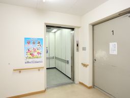 廊下のエレベーターと掲示物