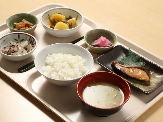 和食スタイルのトレイ食事