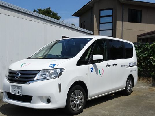 送迎車と建物外観  