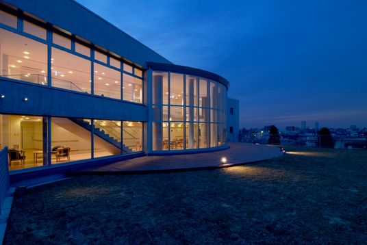大きな窓の建物外観
