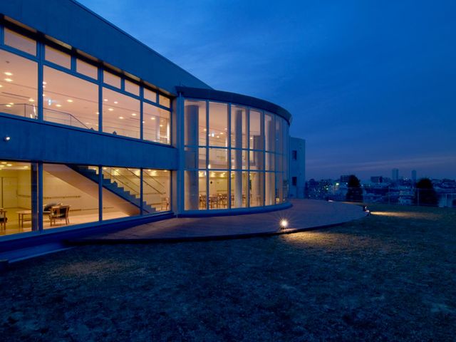 大きな窓の建物外観 外観 広々とした大きな窓から、自然光が入りやすい建物です。夜景を見渡せる魅力的な環境です。
