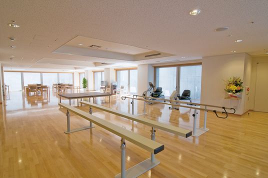 広々とした施設の室内