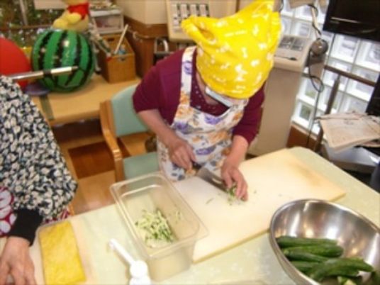 料理を支援するスタッフ