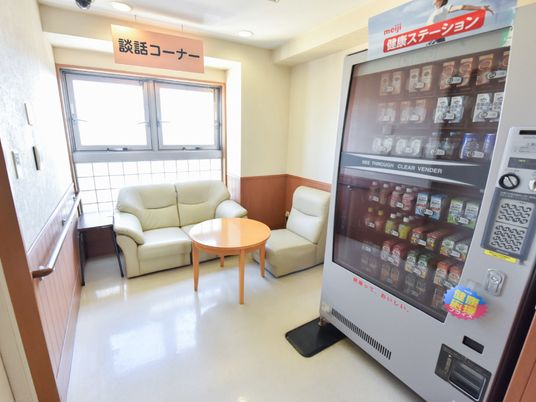 休憩コーナーと自動販売機