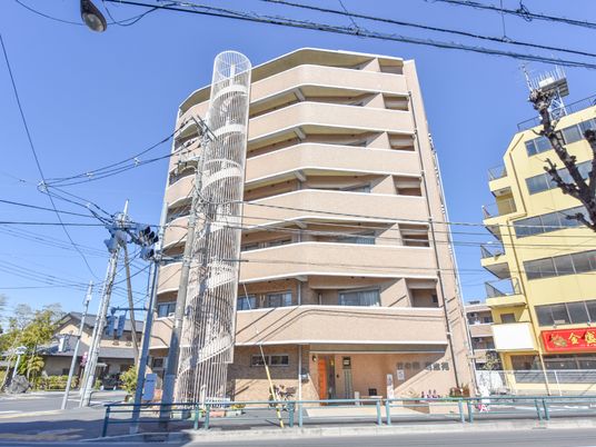 日差し照る街角の建物