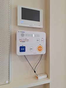 ** 緊急通報装置の壁面
