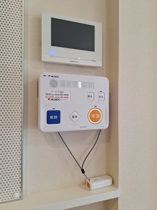 ** 緊急通報装置の壁面