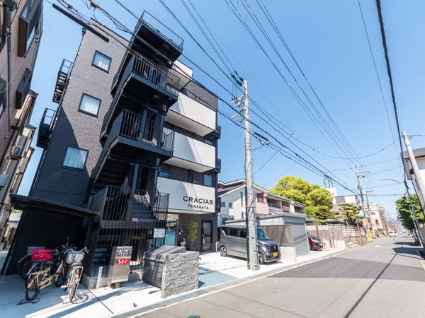 シンプルな外観の建物