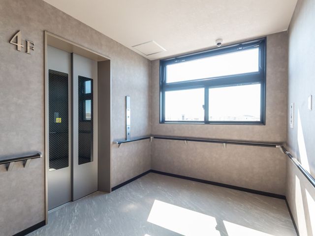 広々とした廊下 廊下 自然光が差し込む明るい空間は、安全に配慮された快適な移動をサポートします。