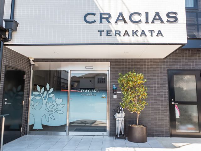 テラカタの外観 外観 エントランスはガラスドアとシンプルなデザインで、清潔感が漂います。働く環境に適した安心感があります。