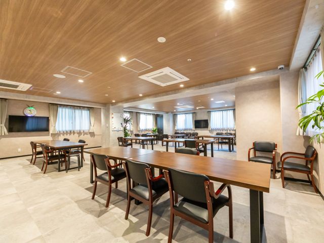 ゆったりとした部屋 多目的室 広々とした多目的室は、自然な光が差し込み、活動や休憩に最適な場所です。