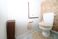 落ち着いた色調のトイレ