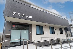 現代的な外観の建物