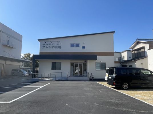 車椅子対応の建物外観