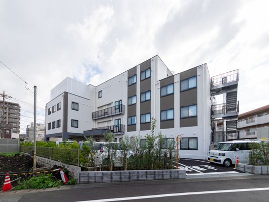 3階建ての施設外観  