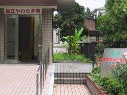 緑に囲まれたエントランス