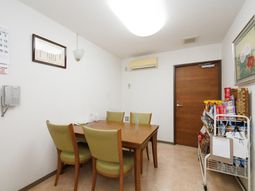 明るい居室のテーブルセット