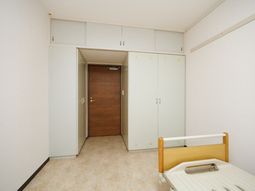 居室のベッドと収納