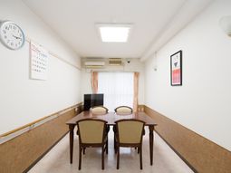 明るい食堂の一角