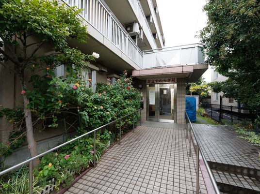 エントランスと緑の風景