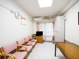 明るい休憩室の一室