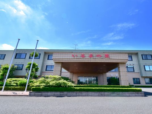 青空に映える施設正面  