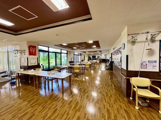 明るい食堂の内観  