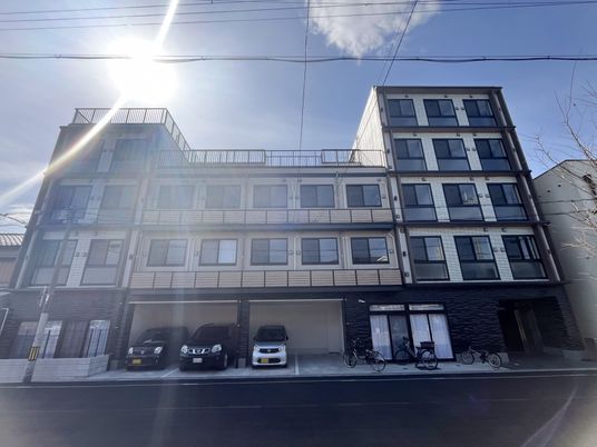 4階建ての建物外観