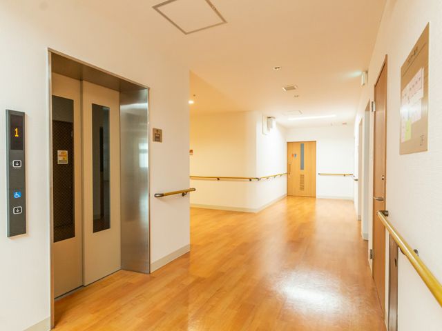 エレベーターと廊下 廊下 広い廊下は手すりが設置されているため、安全に歩くことができます。明るい照明で安心感があります。