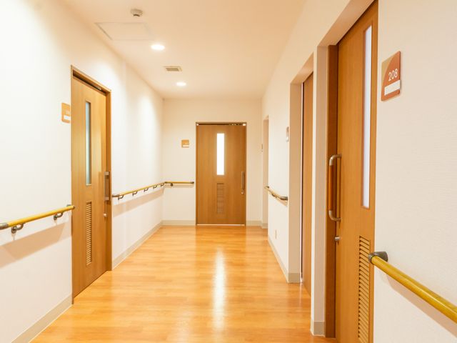 温かみのある廊下 廊下 明るい木目調の廊下には、安全に配慮した手すりが設置されています。移動も安心です。
