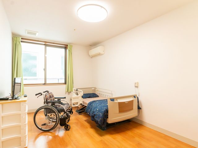 車椅子対応の居室 居室 車椅子の利用が可能な、広くて明るい居室です。自然光が差し込み、快適な生活空間を提供します。
