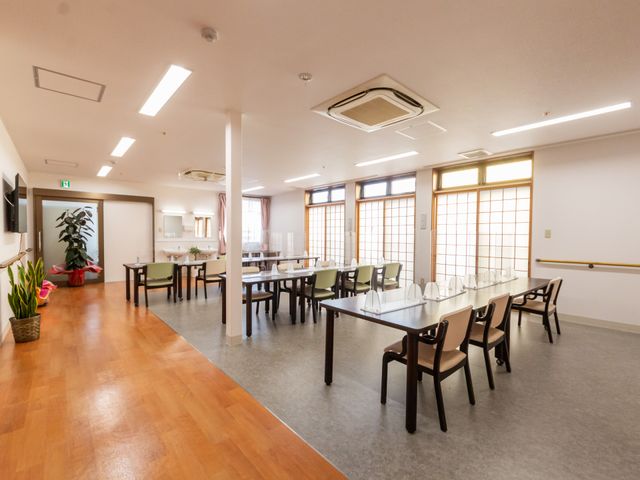 広々とした明るい空間 食堂 自然光が差し込む広々とした空間です。椅子とテーブルがあり、食事や団らんに最適です。