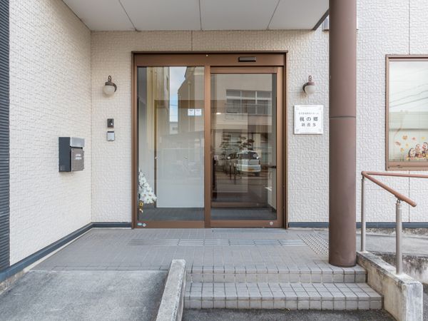 施設の正面エントランス