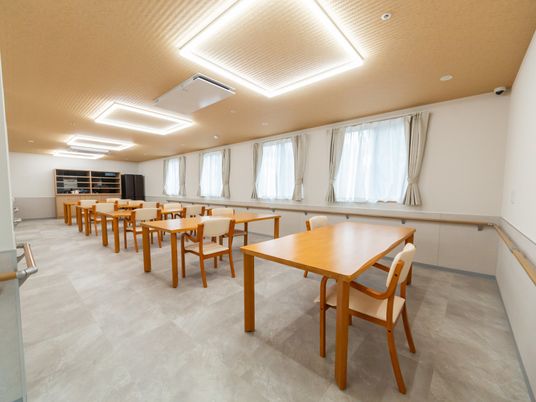 窓が多い食堂