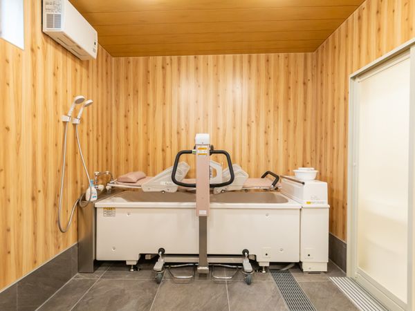 木目調の設備がある浴室