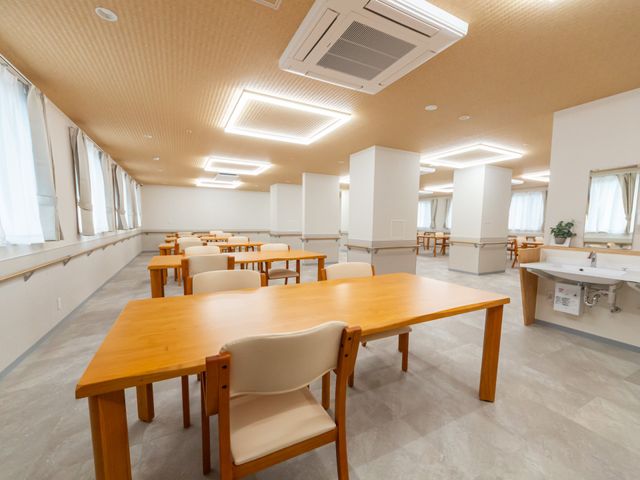自然光が入るダイニング ダイニングルーム 広々とした明るいダイニングルームでは、ゆったりとしたお食事の時間を過ごせます。