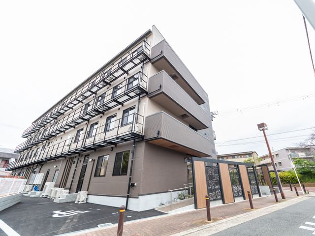 モダンな建物外観 外観 シンプルで現代的なデザインの建物です。この施設での働きやすさを感じられます。