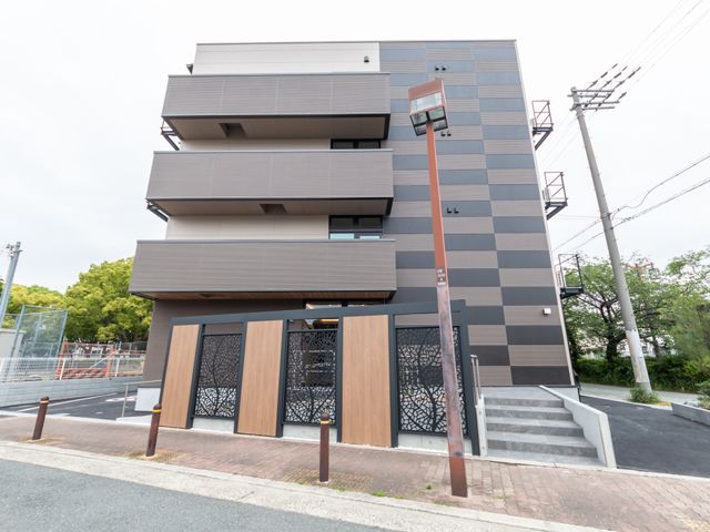 モダンな建物外観 外観 スタイリッシュで近代的なデザインの建物です。落ち着いた雰囲気が魅力的です。
