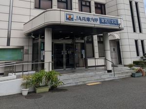 建物正面の入口  