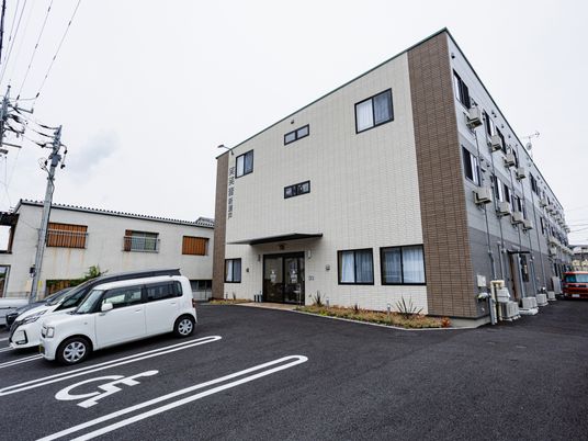 明るい建物の外観