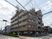大きな建物の外観