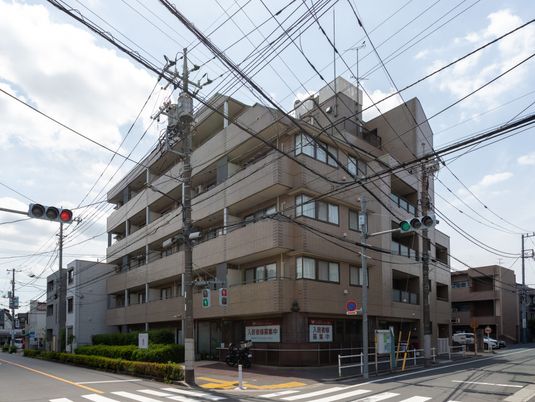 大きな建物の外観