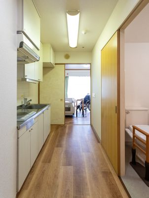 明るい居室と廊下