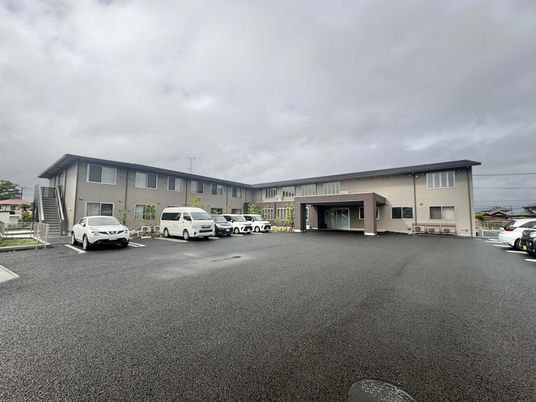 駐車場のある建物外観