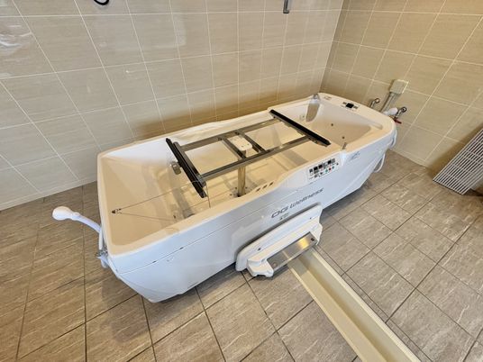 介護用浴槽の浴室  