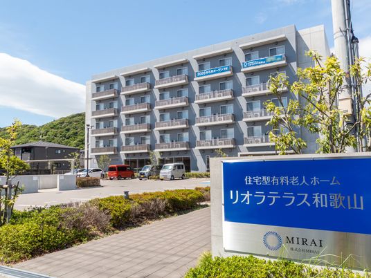 青空の下に建つ建物