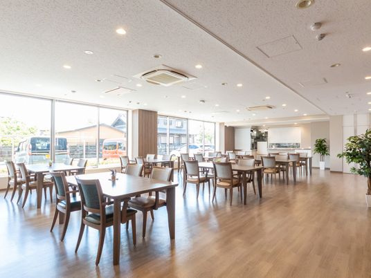 日差しが差し込む食堂